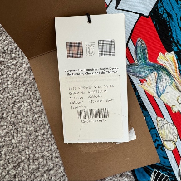 BNWT BURBERRY PRINTED SILK SCARF - Picture 2 of 4